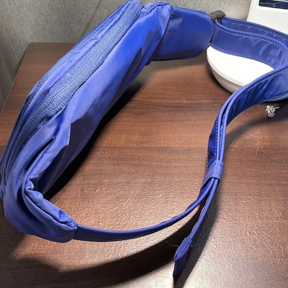 Travelon Anti Theft Slim Waist Pack - Picture 3 of 9